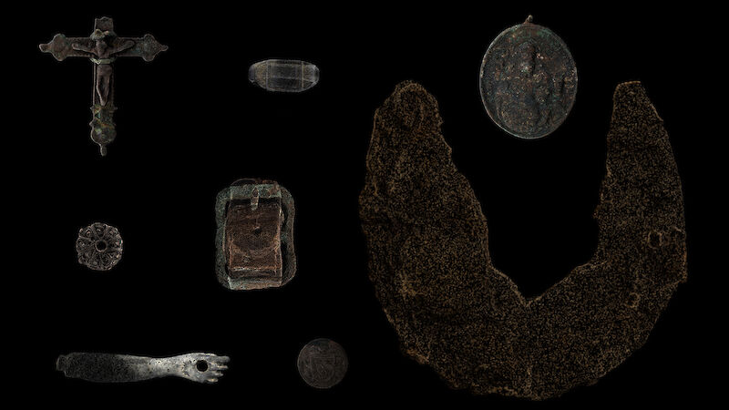 Collage archäologischer Fundobjekte mit Partikeldarstellung.