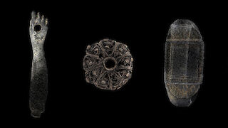 Kruzifixfragment, Rosenkranzfragment und Ring.