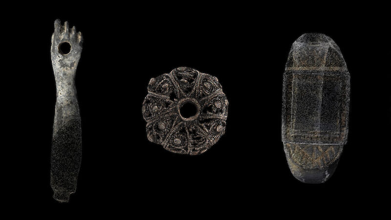 Kruzifixfragment, Rosenkranzfragment und Ring.