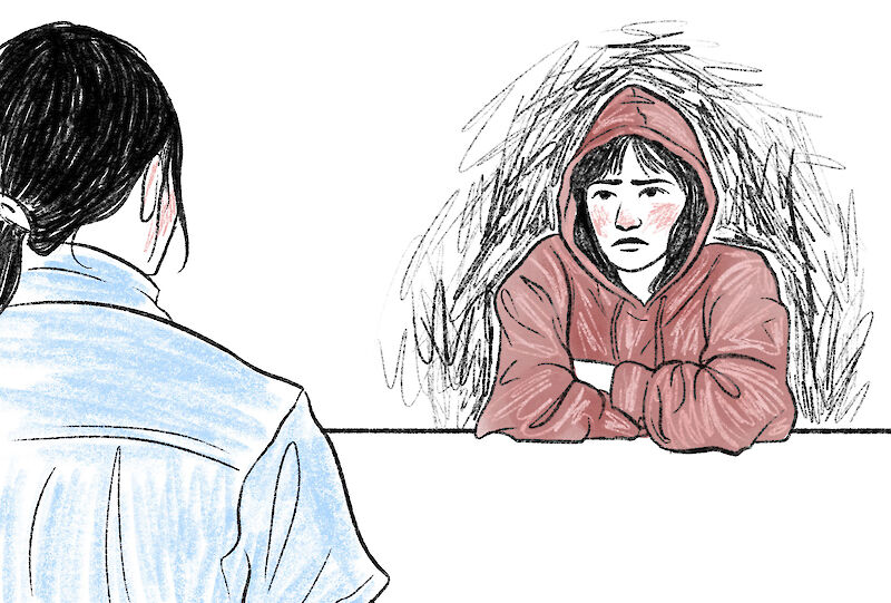 Eine betroffene Person am Spitalempfang nach sexualisierter oder häuslicher Gewalt unter emotionaler Belastung