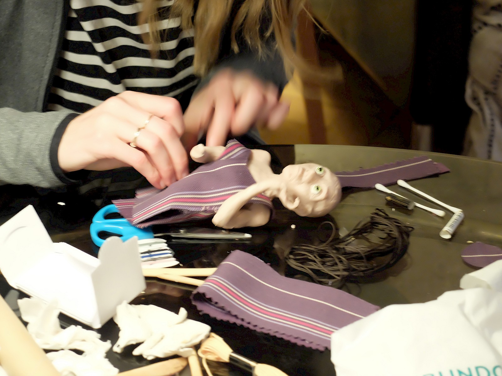 Grundlage der Illustrationen sind Plastilifiguren.