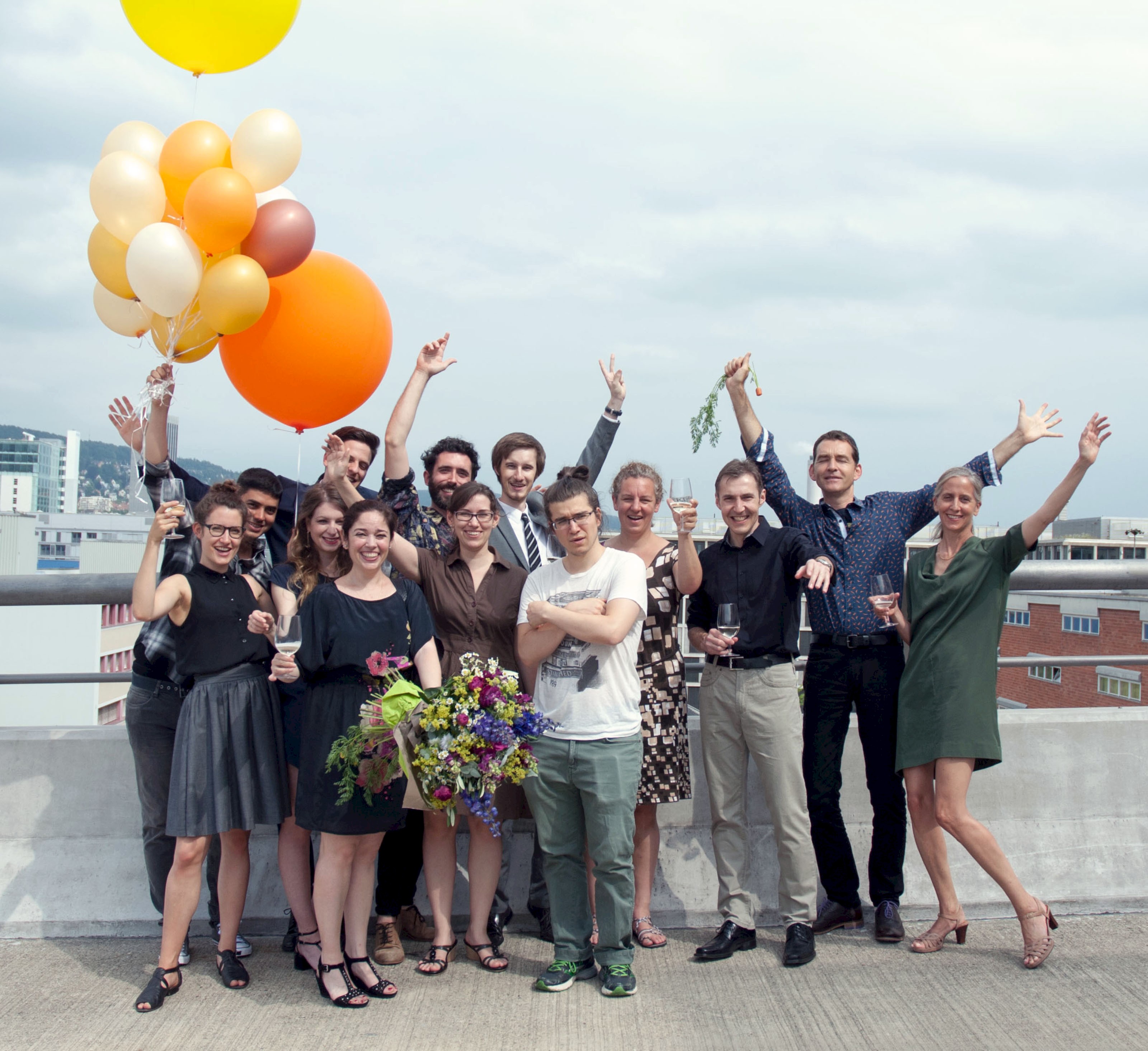 Es ist geschafft! Von links nach rechts: Selina Bächli, Yasin Isanc, Barbara Fischer, Oliver Demuth, Eloisa Aldomar, Alessandro Holler (Assistenz), Tímea Bodogán, Oliver Hoop, Berkant Dumlu, Julia Buschbeck, Pascal Glatzfelder, Niklaus Heeb (Leiter Fachrichtung Knowledge Visualization), Karin Seiler (Leiterin Bachelorvertiefung Scientific Visualization). Nicht im Bild: Silvan Borer, Stefan Riffel und Maurus Zehnder.