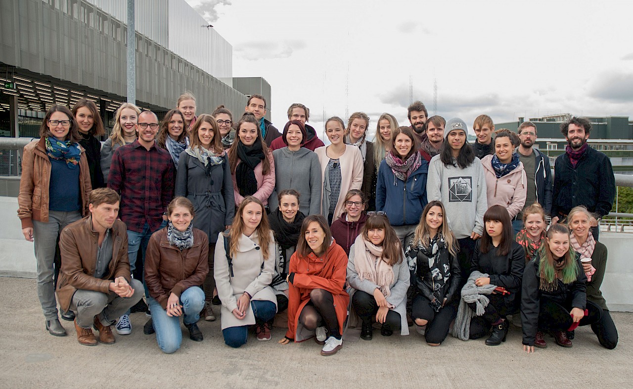 Hintere Reihe, v. l. n. r.: Simone Monhart Wüthrich (Leitungsdossiers); Nina Schwarz, Lea Viola Schellenberg, Stefan Scherrer, Katja Stucki (1. Semester); Maren Lebender (3. Semester); Lucy Kägi (1. Semester); Michelle Hartmann, Smilla Berger (3. Semester); Niggi Heeb (Leitung Fachrichtung); Jasmin Hegetschweiler, Jean Kesselring, Jana Francesca Laux (1. Semester); Seraina Hügli (5. Semester); Josy Fischer, Chantal Beck, Lucas Pfister (5. Semester); Silvan Binotto (3. Semester); Luca Bermúdez (5. Semester); Joshua Binswanger, Gabriela Gehrer (3. Semester); Daniel Zuber (5. Semester); Alessandro Holler (Assistenz). Vordere Reihe, v. l. n. r.: Jonas Lauströer (Gastdozent); Jasmin Huber (Assistenz); Tina Schwendener, Alexandra Del Prete (1. Semester); Elisa Forster (Assistenz); Coralie Spätig (5. Semester); Gioia Loretz (3. Semester); Clio Cocina (5. Semester); Lui Chi Wong (3. Semester); Kathi Kant (Forschung); Rahel Kern (3. Semester); Karin Seiler (Leitung Bachelor).
