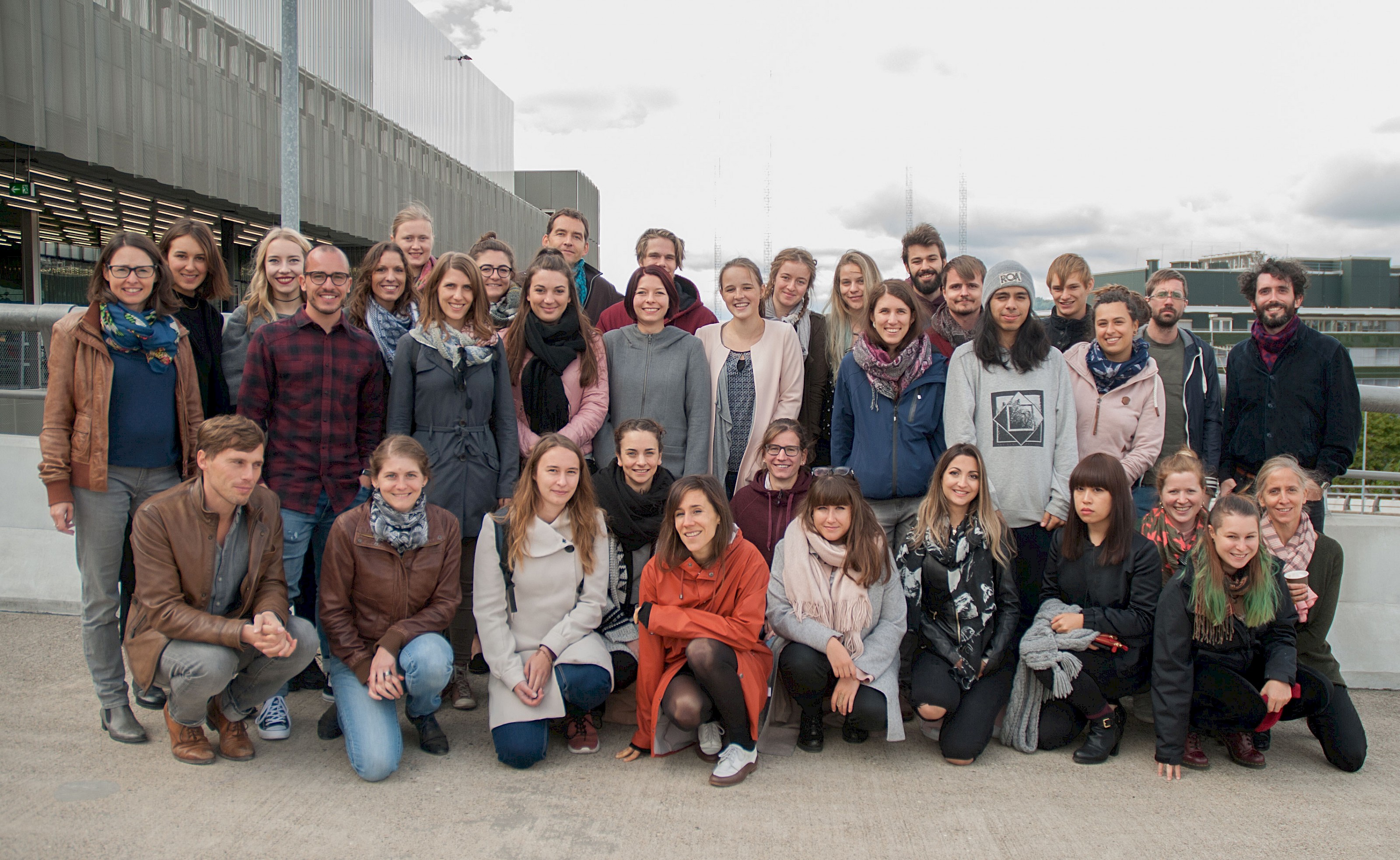 Hintere Reihe, v. l. n. r.: Simone Monhart Wüthrich (Leitungsdossiers); Nina Schwarz, Lea Viola Schellenberg, Stefan Scherrer, Katja Stucki (1. Semester); Maren Lebender (3. Semester); Lucy Kägi (1. Semester); Michelle Hartmann, Smilla Berger (3. Semester); Niggi Heeb (Leitung Fachrichtung); Jasmin Hegetschweiler, Jean Kesselring, Jana Francesca Laux (1. Semester); Seraina Hügli (5. Semester); Josy Fischer, Chantal Beck, Lucas Pfister (5. Semester); Silvan Binotto (3. Semester); Luca Bermúdez (5. Semester); Joshua Binswanger, Gabriela Gehrer (3. Semester); Daniel Zuber (5. Semester); Alessandro Holler (Assistenz). Vordere Reihe, v. l. n. r.: Jonas Lauströer (Gastdozent); Jasmin Huber (Assistenz); Tina Schwendener, Alexandra Del Prete (1. Semester); Elisa Forster (Assistenz); Coralie Spätig (5. Semester); Gioia Loretz (3. Semester); Clio Cocina (5. Semester); Lui Chi Wong (3. Semester); Kathi Kant (Forschung); Rahel Kern (3. Semester); Karin Seiler (Leitung Bachelor).