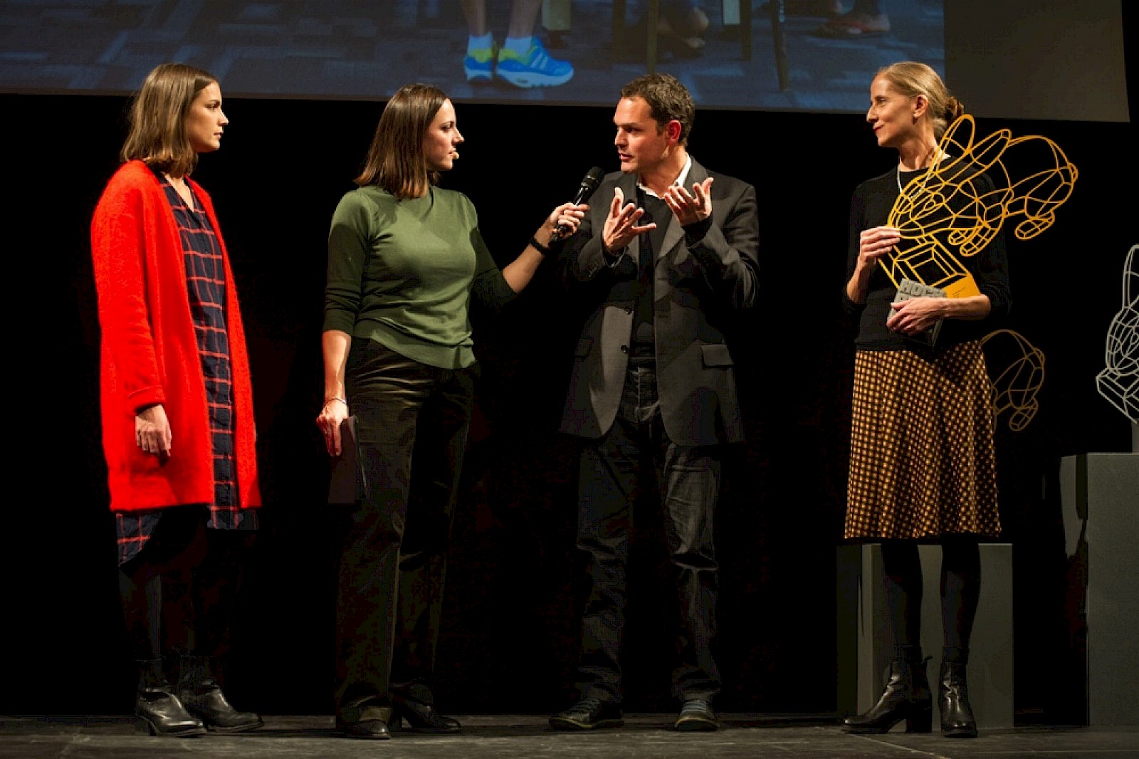 Corina Zuberbühler (Leitung Bachelor Design), Antonio Scarponi und Karin Seiler nehmen den Goldenen Hasen entgegen. Bild: Hochparterre