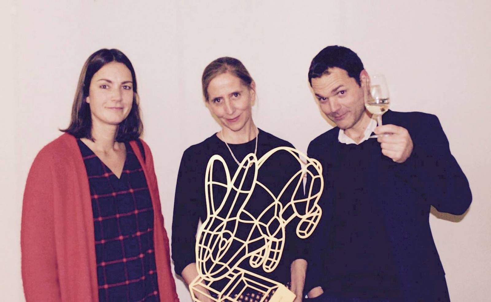 Corina Zuberbühler, Karin Seiler und Antonio Scarponi mit dem Goldenen Hasen. Bild: Leo Seiler