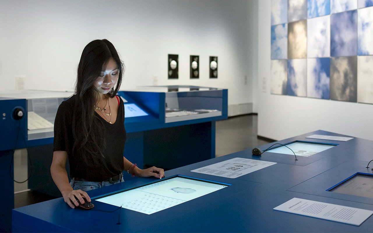 Blick in die Ausstellung «Das Gesicht. Eine Spurensuche», Deutsches Hygiene-Museum Dresden 2017/2018, Foto: David Brandt