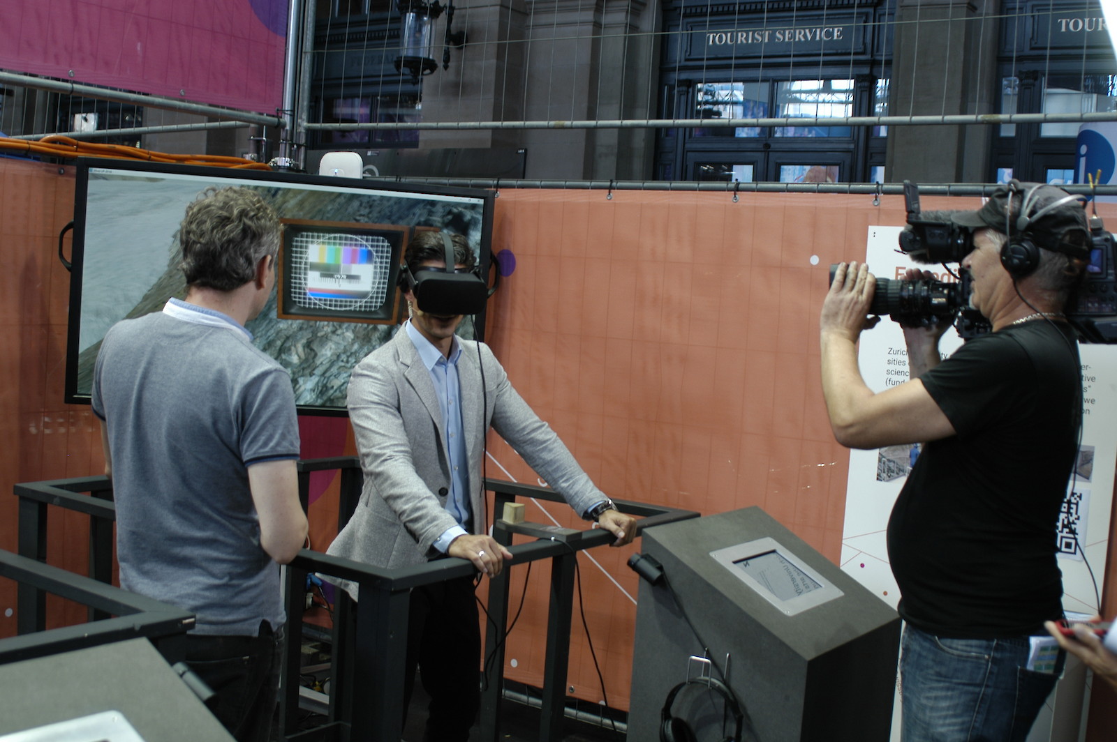 Am Digitaltag am Zürcher Hauptbahnhof mit SRF Sprecher Tobias Müller