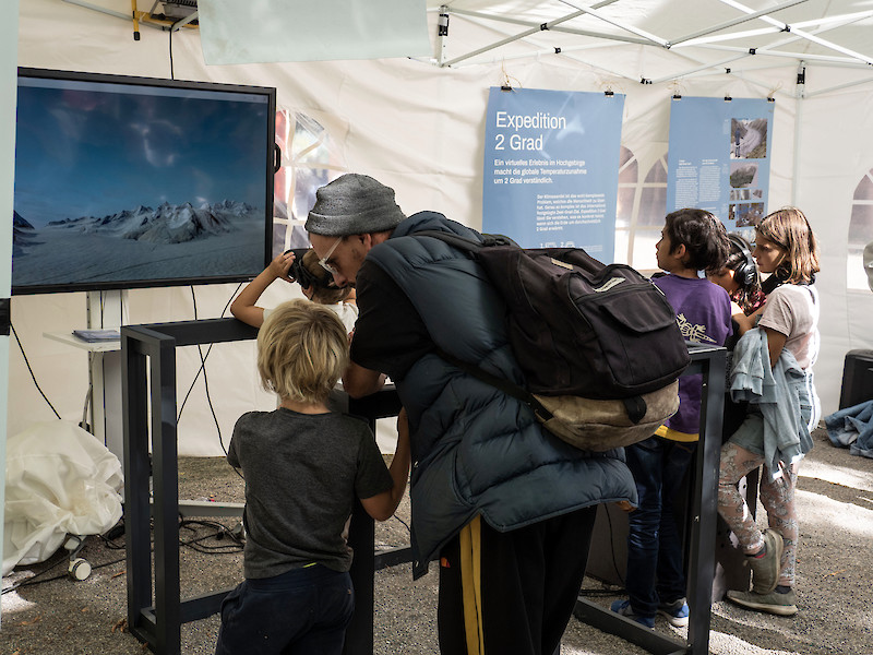 Die Expedition 2 Grad auf dem Münsterplatz am Jugendkulturfestival in Basel