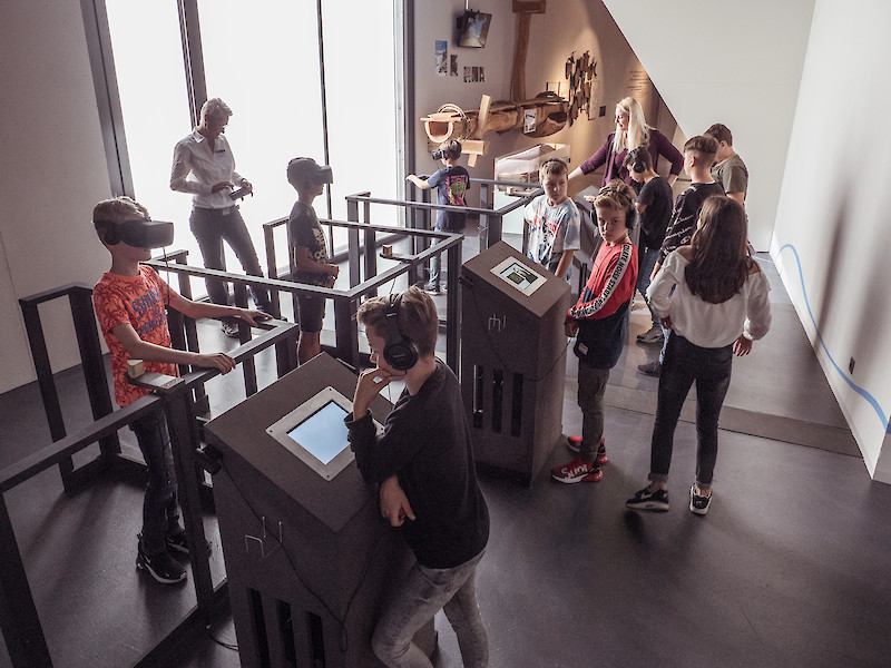 Eine von vielen Schulklassen die im World Nature Forum die Expedition besucht.