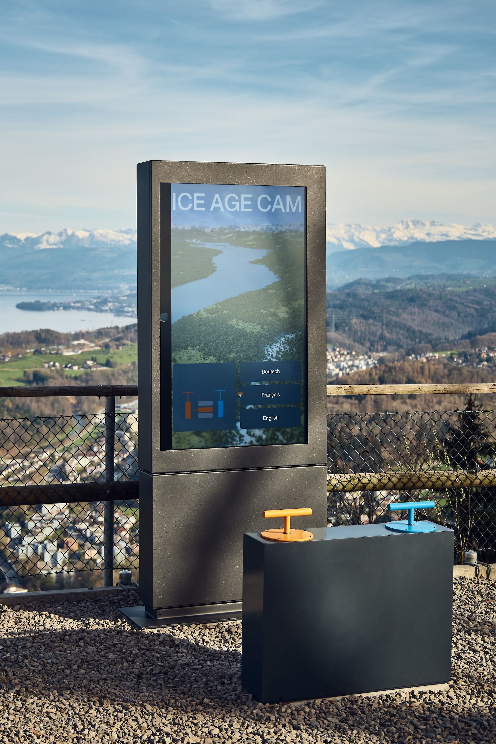 Die IceAgeCam auf der Aussichtsterrasse der Felsenegg mit Panoramablick über den Zürichsee ist eine interaktive Station, mit der ein breites Publikum die Eiszeiten im Alpenraum beobachten und diese mit dem gegenwärtigen, menschengemachten Klimawandel in Bezug setzen kann.