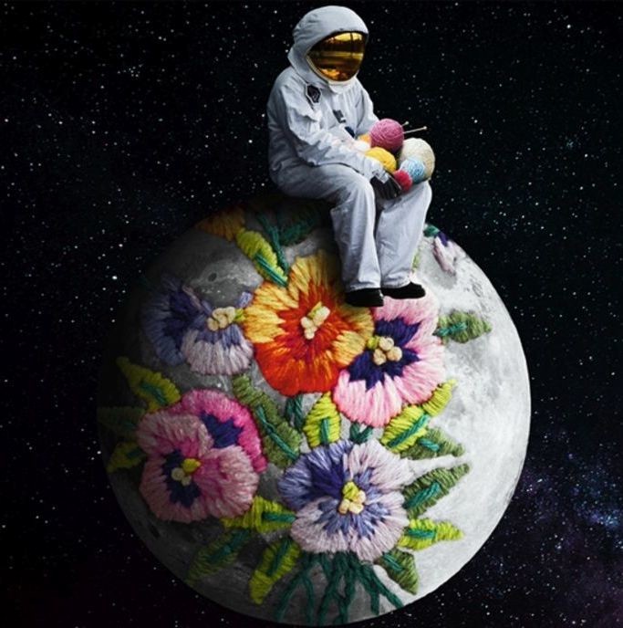 Das Key-Visual der Ausstellung: Karen Cantú, The Knitting Stranger, 2018 © Karen Cantú