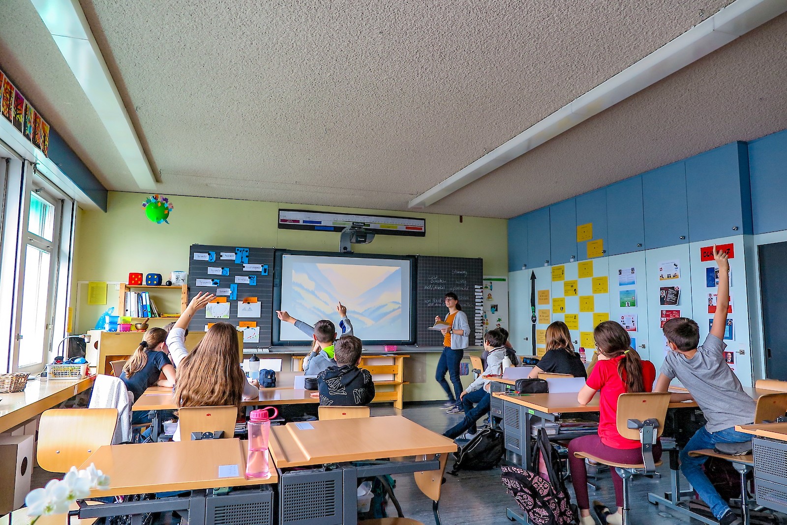 Workshop zum Thema Bildsprache: Um herauszufinden, welche Bildsprache die Zielgruppe am meisten an- spricht und mit welcher Art von Bildern sie am liebsten Französisch lernen würde, führte ich mit Schulklassen Workshops durch.