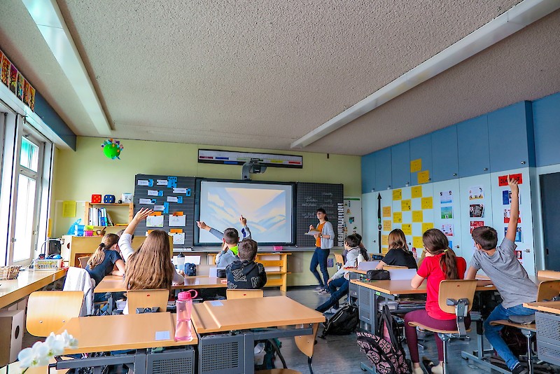 Workshop zum Thema Bildsprache: Um herauszufinden, welche Bildsprache die Zielgruppe am meisten an- spricht und mit welcher Art von Bildern sie am liebsten Französisch lernen würde, führte ich mit Schulklassen Workshops durch.