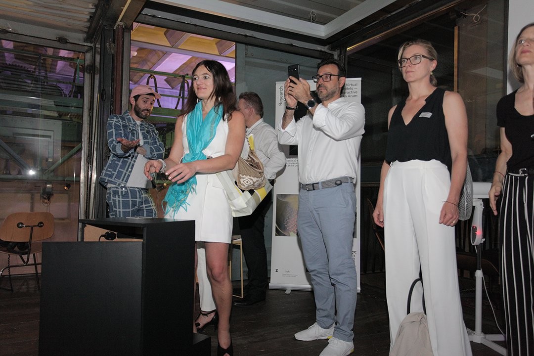 Das Publikum beim Besuch von Tangible Virtual Models (Foto: Digitalswitzerland)