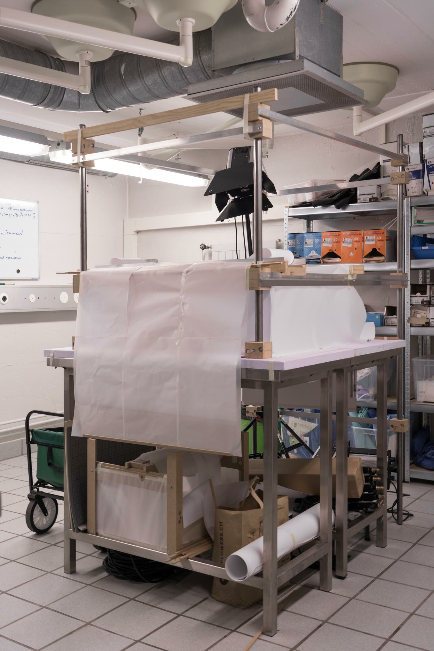 Spezialgestell welches Kamerafahrten bei liegenden Objekten ermöglichte. Damit ist die notwendige Präzision gewährleistet.