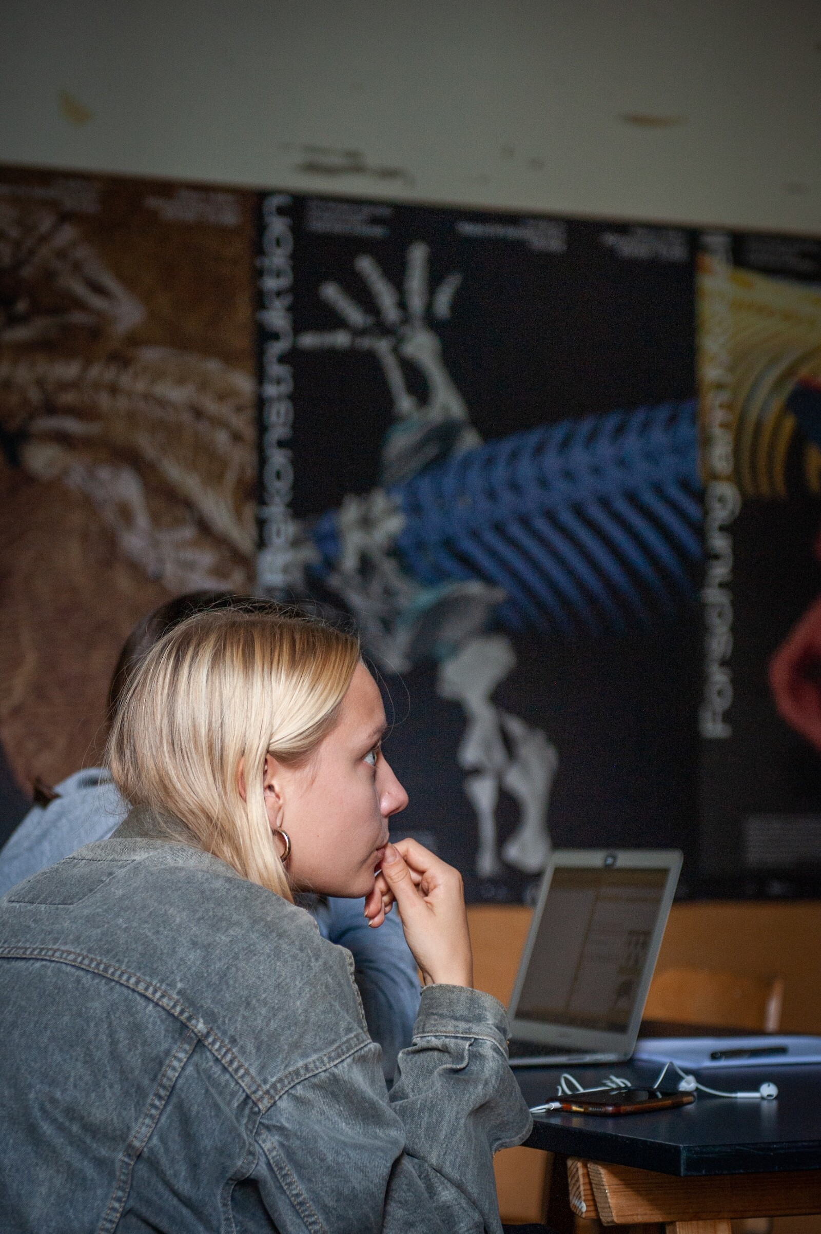 Studierende während Skype-Besprechung mit dem wissenschaftlichen Mentor