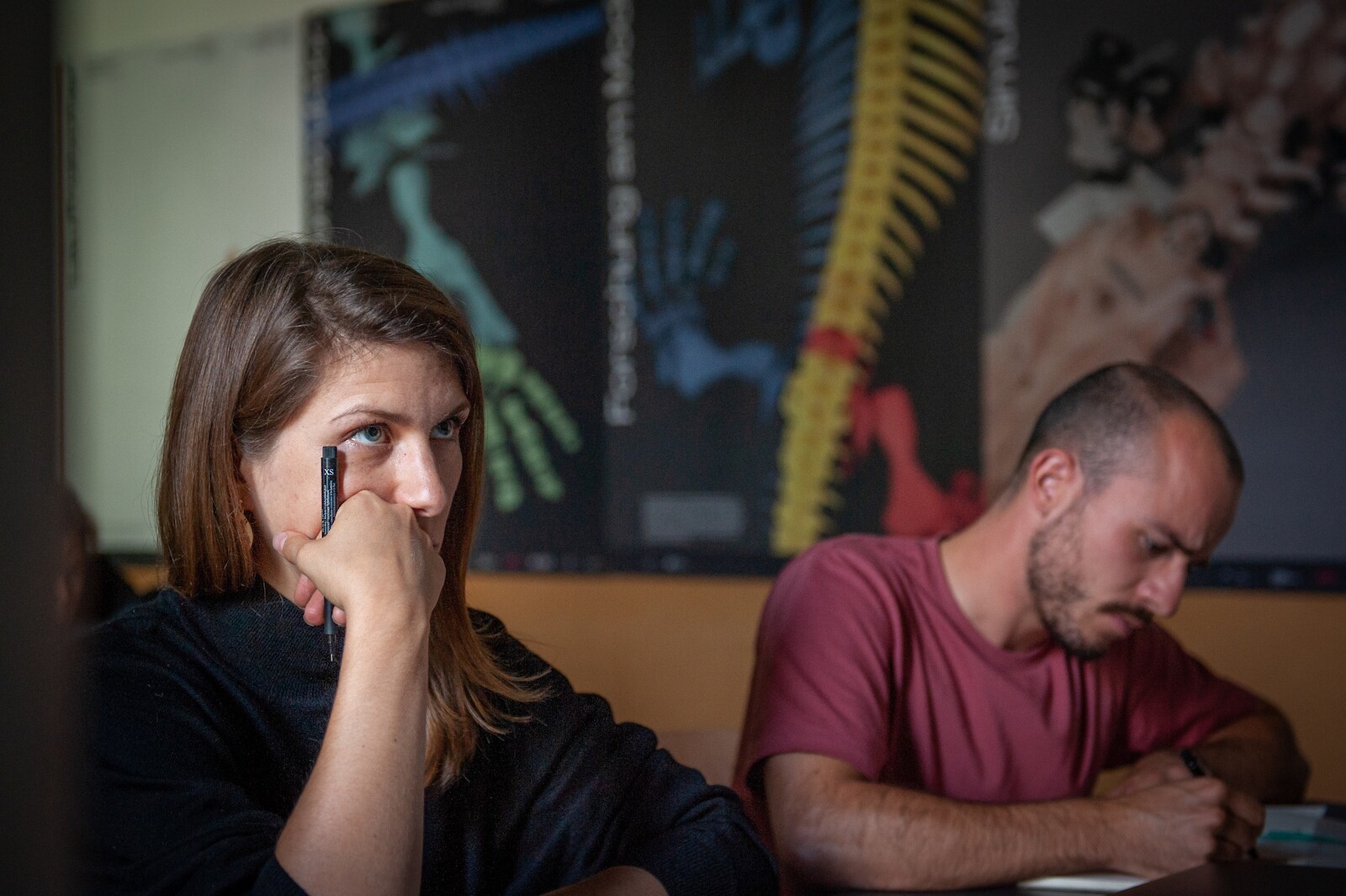Studierende während Skype-Besprechung mit dem wissenschaftlichen Mentor