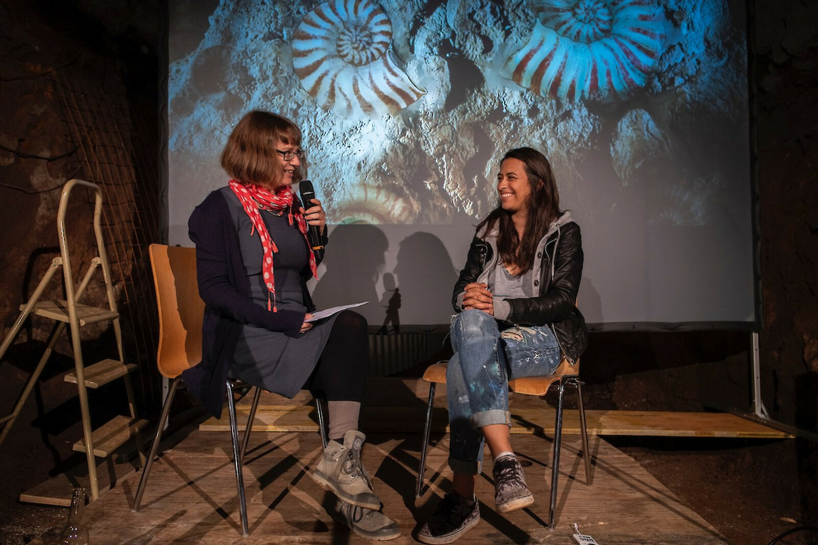 Die Autorin der Animation und Alumna Gabriela Gehrer im Gespräch nach der Präsentation im Jurapark Aargau
