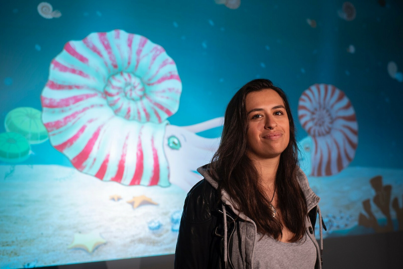 Die Autorin der Animation und Alumna Gabriela Gehrer bei der Präsentation im Jurapark Aargau