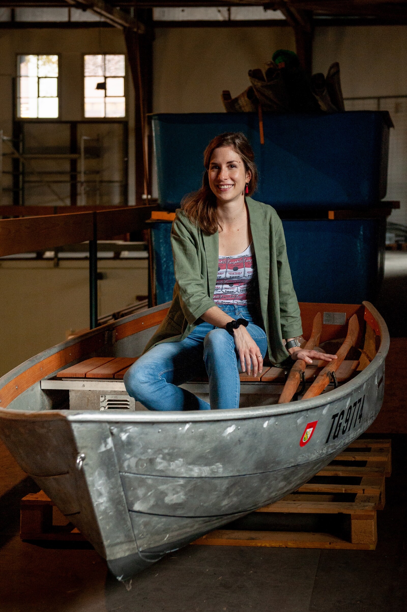 Livia Enderli in einem der Boote, welche für die zahlreichen Tauchgänge zur Erforschung des steinzeitlichen archäologischen Befundes verwendet wurden. © Knowledge Visualization, ZHdK, 2021.