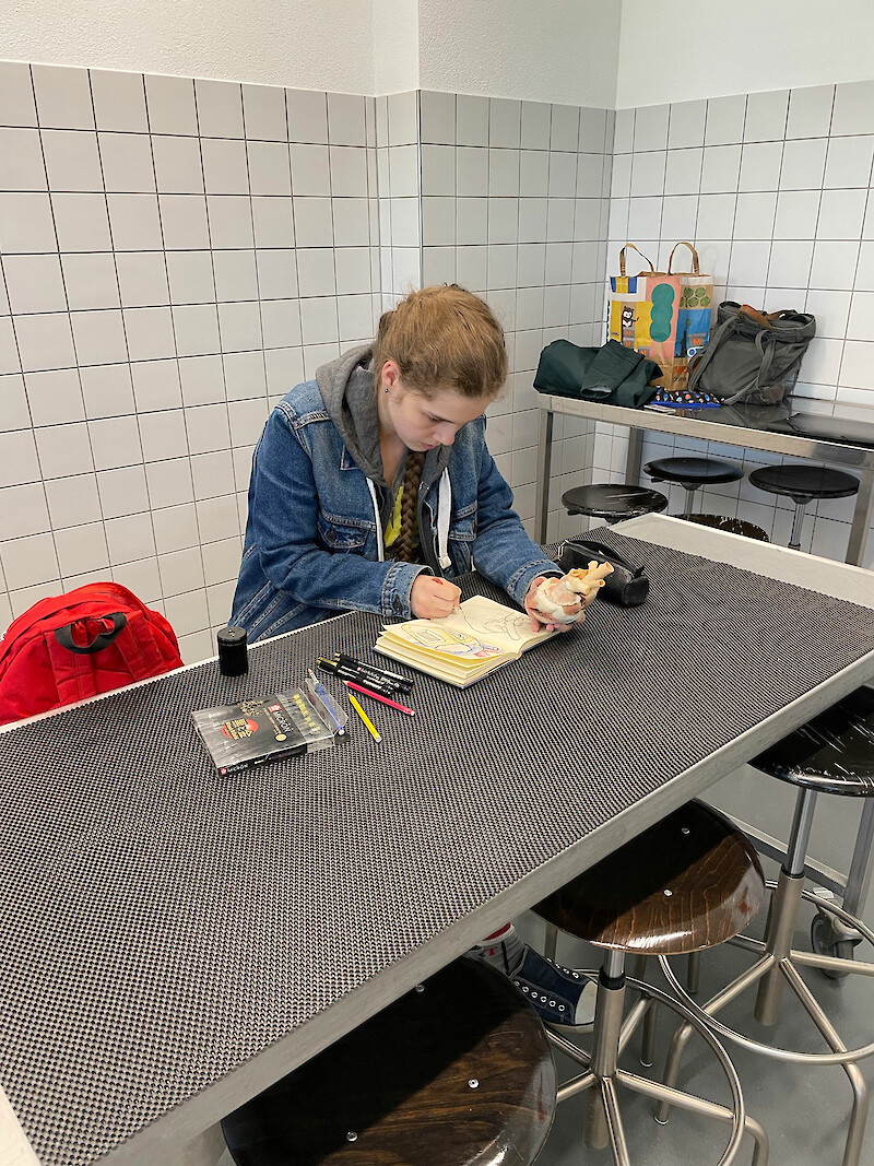 Skizzieren in der Anatomie. Sarah Balosetti, Studentin der ZHdK