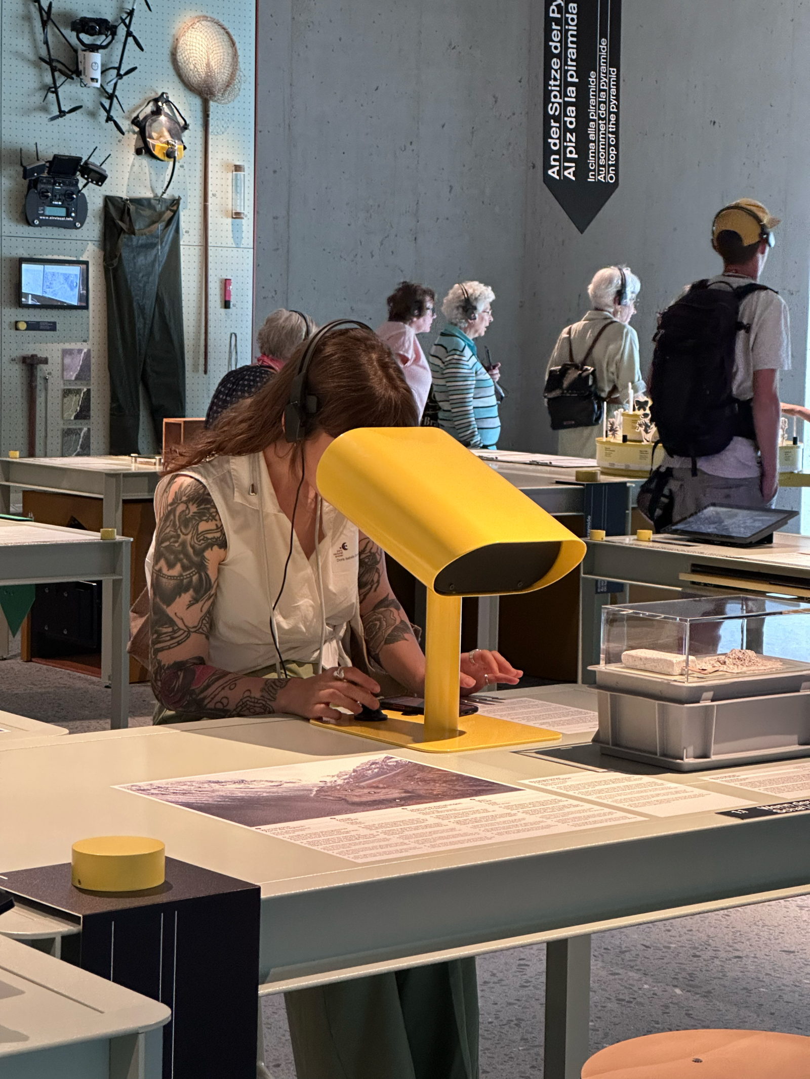 Guckloch mit Drehregler im neu inszenierten Besucherzentrum des Schweizerischen Nationalparks