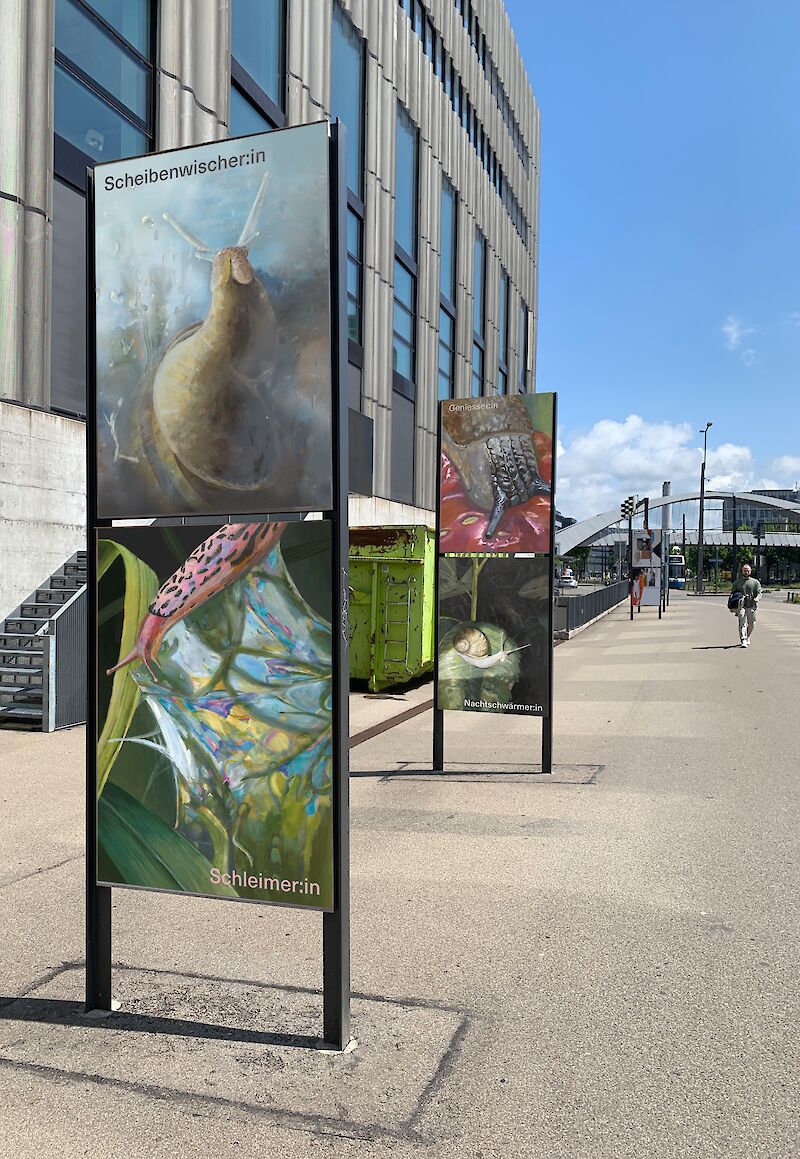 Das Mockup visualisiert vier der fünfteiligen Serie im öffentlichen Raum, für den sie konzipiert ist. Dabei kann die Wirkung und das Zusammenspiel der einzelnen Plakate geprüft werden.