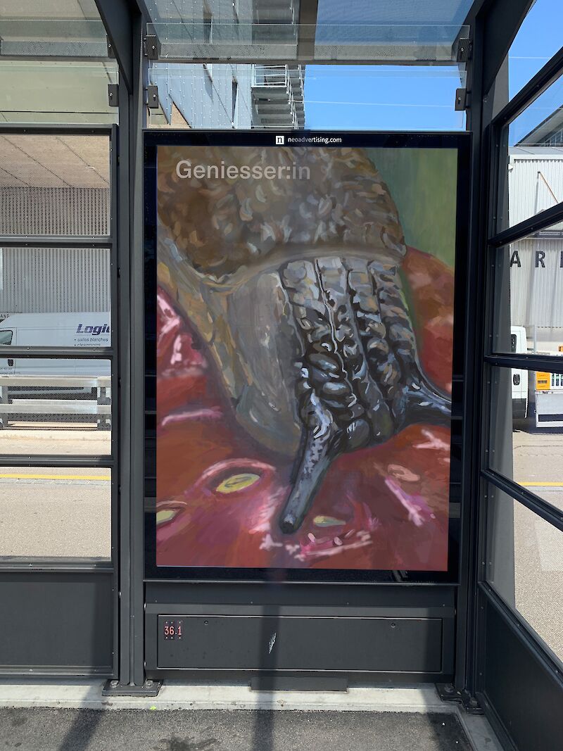 Das Mockup visualisiert das Plakat «Geniesser:in» im öffentlichen Raum, für den sie konzipiert ist.
