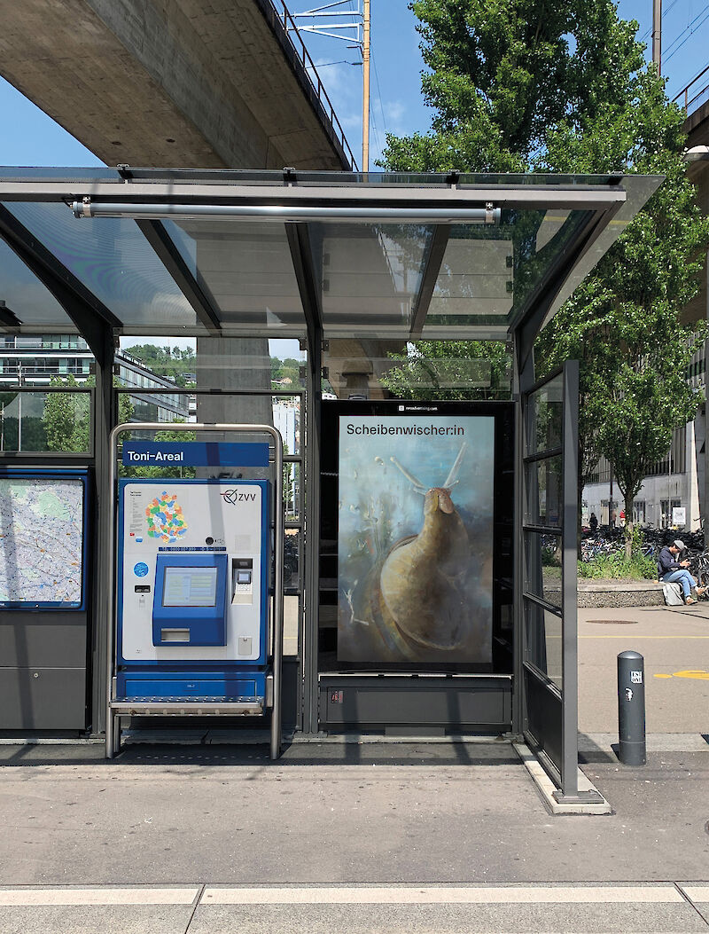 Das Mockup visualisiert das Plakat «Scheibenwischer:in» im öffentlichen Raum, für den sie konzipiert ist.