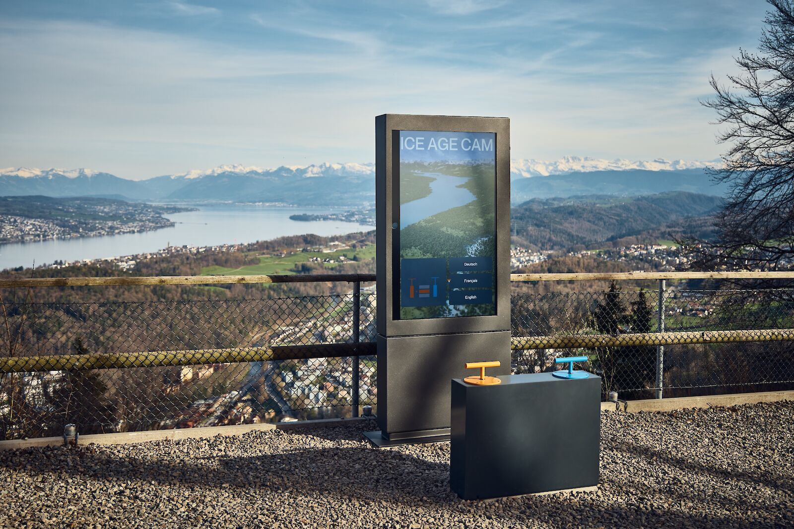 Die IceAgeCam auf der Aussichtsterrasse der Felsenegg mit Panoramablick über den Zürichsee und die dahinterliegenden Alpen. Mit den Pumpen der IceAgeCam wird der CO2-Gehalt in der Atmosphäre verändert, was das Kommen und Gehen der Gletscher beeinflusst. Zeiträume von mehreren hunderttausend Jahren werden spielerisch mit aktuellen Veränderungen des Klimas in Bezug gesetzt.