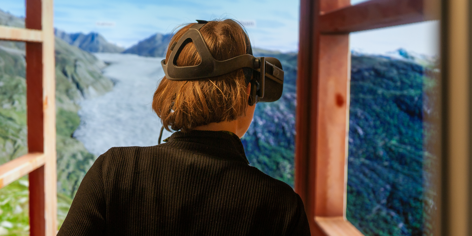 In einer virtuellen Welt rund um den Grossen Aletschgletscher erleben sie die Auswirkungen der Temperaturzunahme in der alpinen Umgebung auf interaktive und emotionale Art und Weise.
