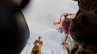 Blick aus dem Grab zu den Anwesenden herauf bevor diese es zudecken. Es wird 2’500 Jahre dauern bis Archäologinnen auf die antike Ruhestätte stossen.