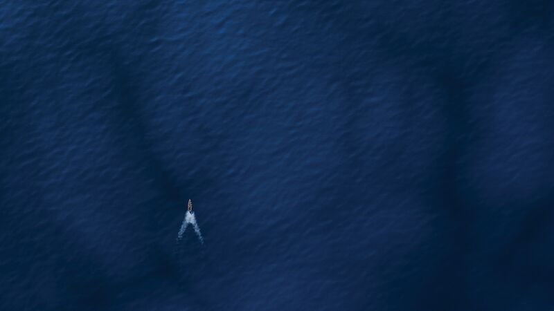 Einsam im Meer.