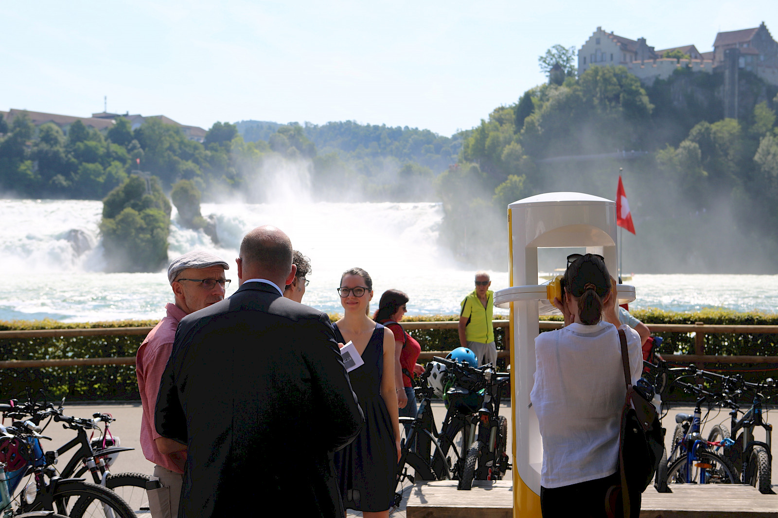 Kurt Seiler vom Interkantonalen Labor Schaffhausen im Gespräch mit den Medienvertreter:innen.