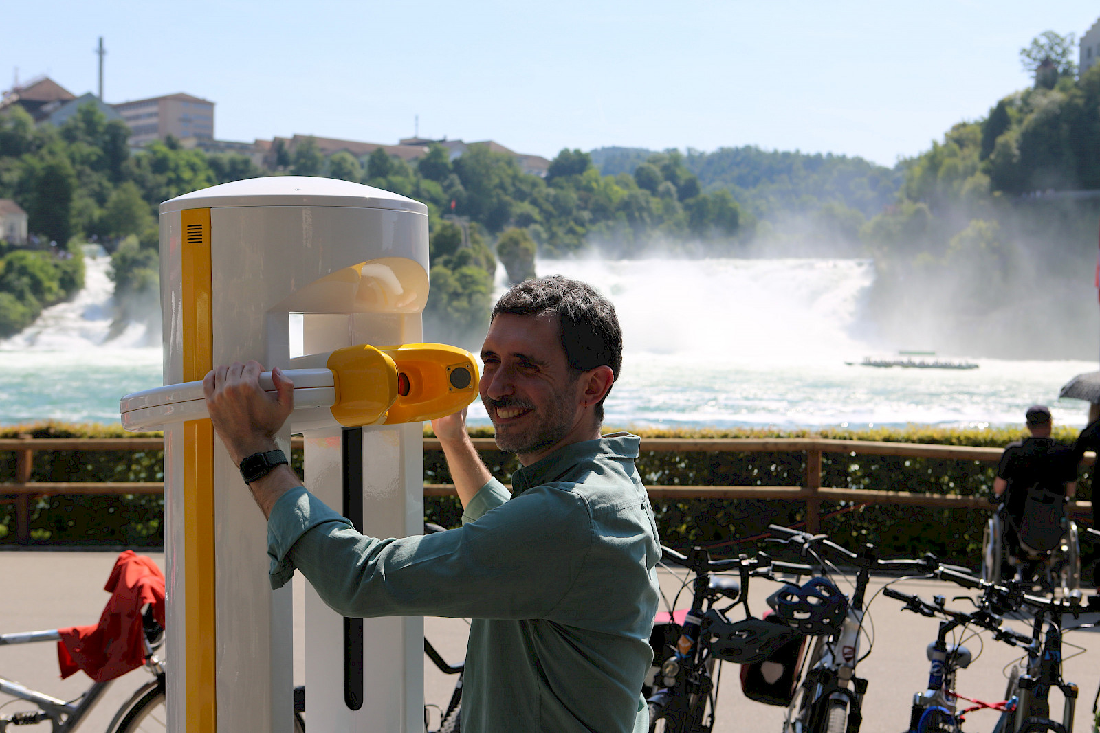Alessandro Holler, der mit kleinem Team (Daniel Holler, Vinzenz Leutenegger) die Konzeption des Fischoskop gemacht hat, und die Prototypenentwicklung begleitete, geniesst den ersten Tauchgang!