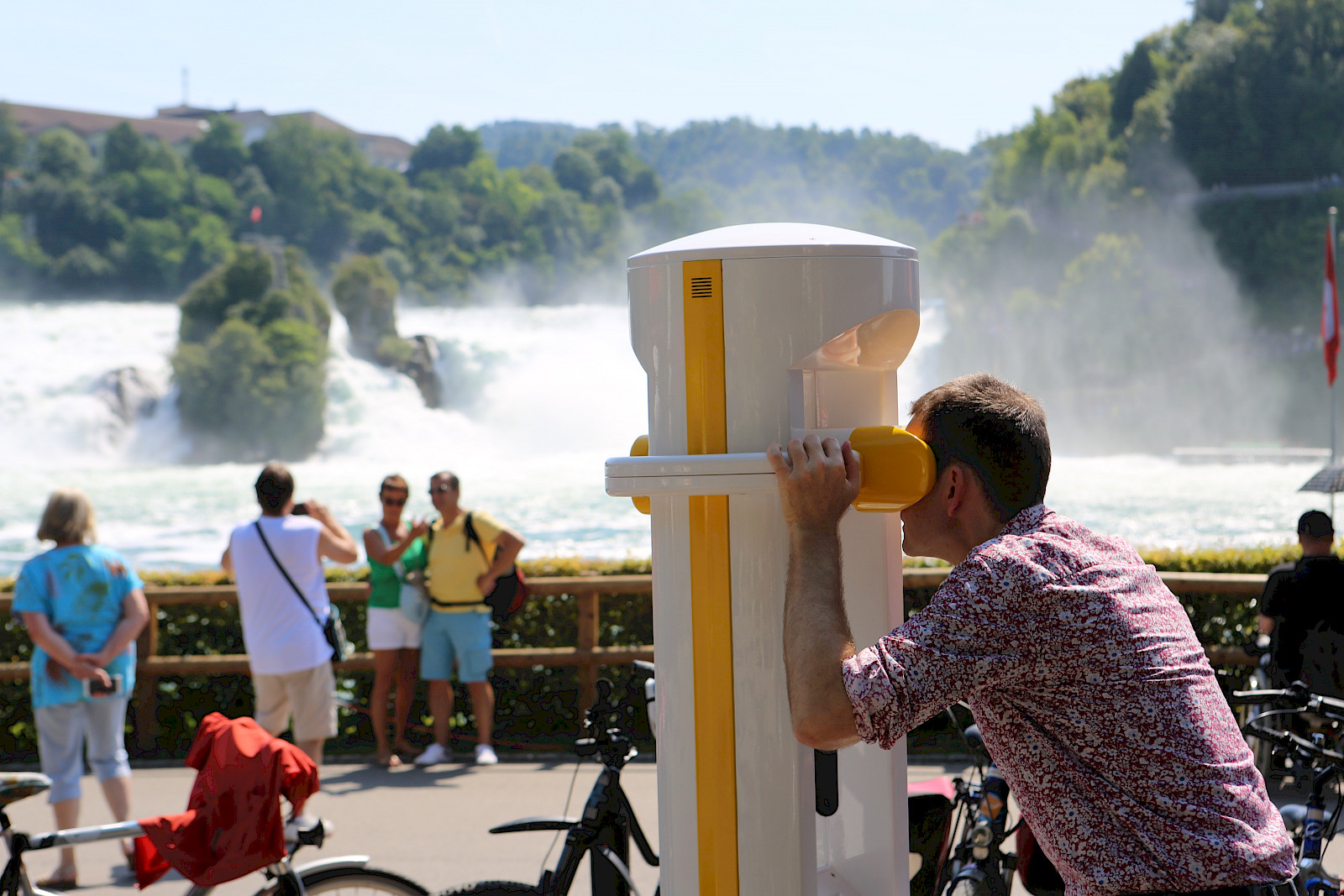 Fachrichtungsleiter Niklaus Heeb beim Testen der Station.